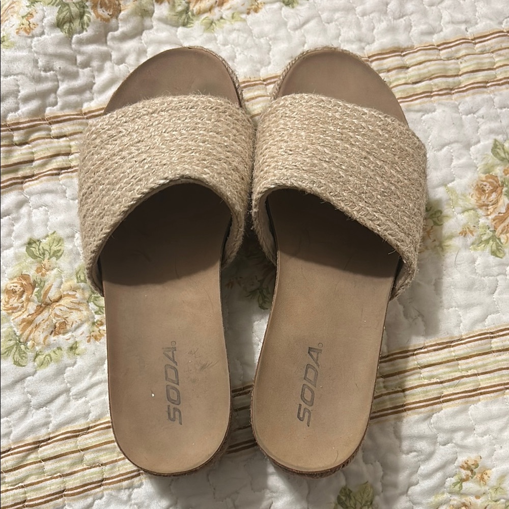 Soda Women's Tan Slide Sandals 👡  USED! Still in good condition!